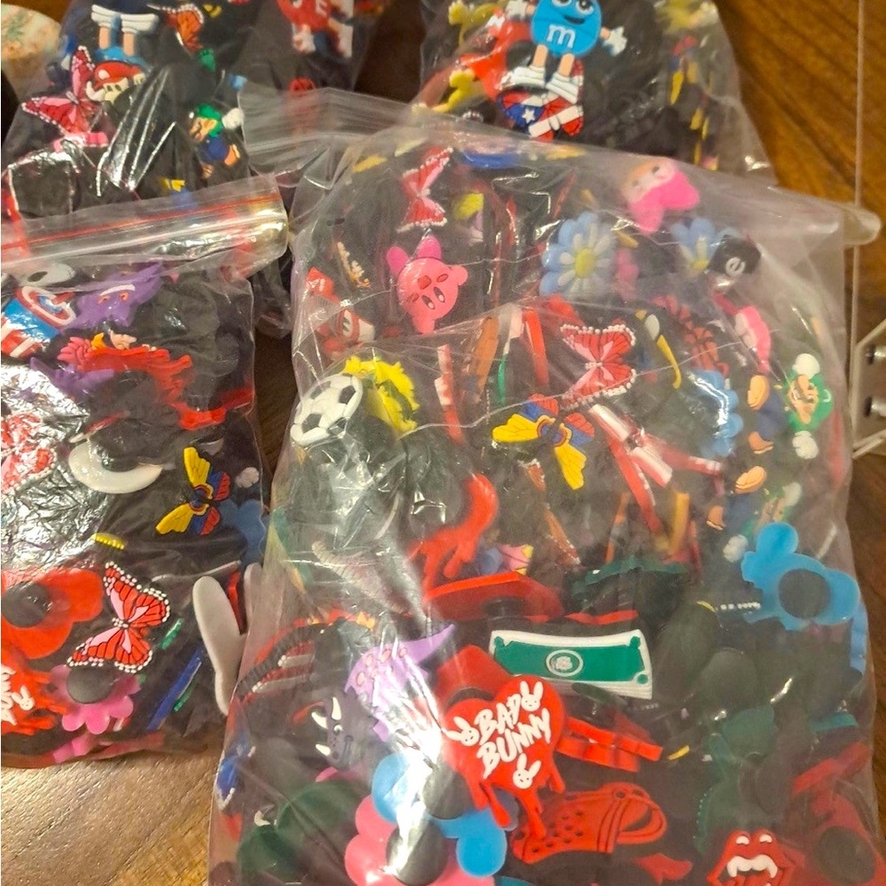 100 crocs charms